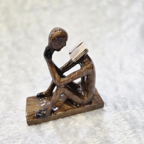 کتابخوان (دال-ئی | DOLL-E)