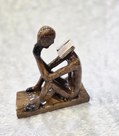 کتاب‌خوان (دال-ئی | DOLL-E)