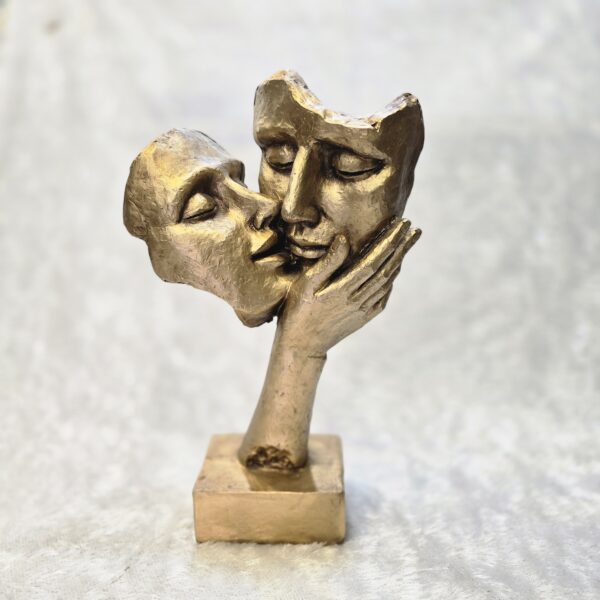 بوسه (دال-ئی | DOLL-E)