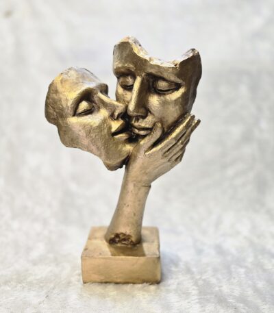 بوسه (دال-ئی | DOLL-E)