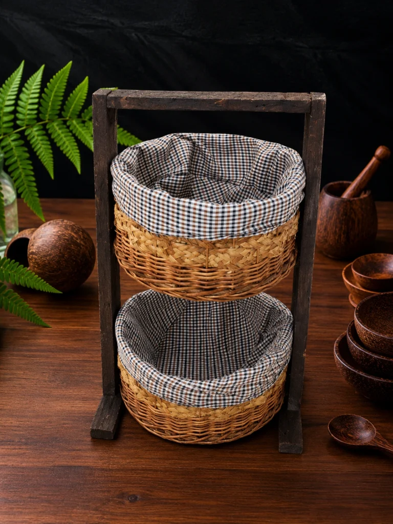 تصویر استند دوطبقه حصیری چوبی (مدل پایه‌دار) کد 2